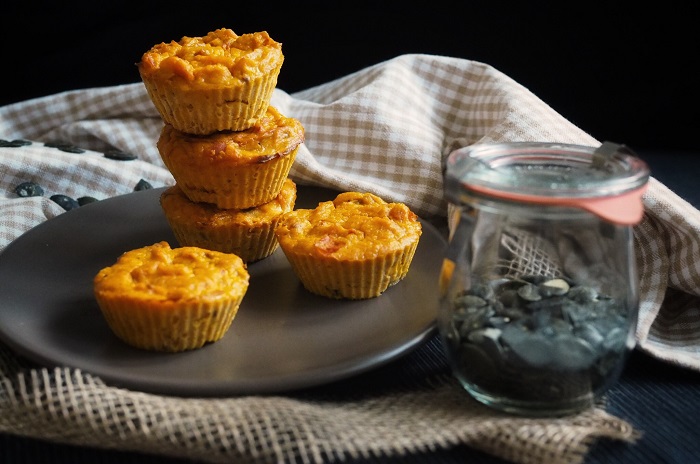 Slané dýňové muffiny na talíři