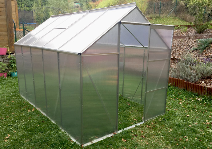 Polykarbonátový skleník versus fóliovník. Mať ho na záhrade či nemať?