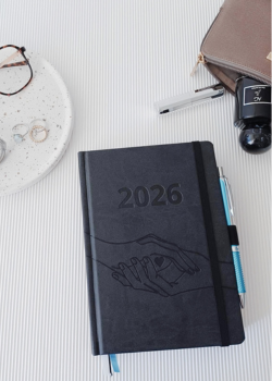 Černý diář 2026 MAXI formát A5 v pevných deskách s ražbou, denní i měsíční plánování, 528 stran, limitovaná edice v předprodeji.