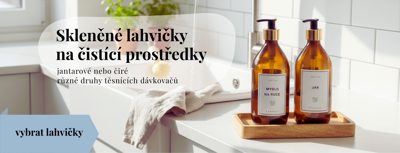 Skleněné lahvičky MONA s pumpičkou na mýdlo a jar u kuchyňského dřezu, minimalistická organizace domácnosti, produkty DomaLEP.