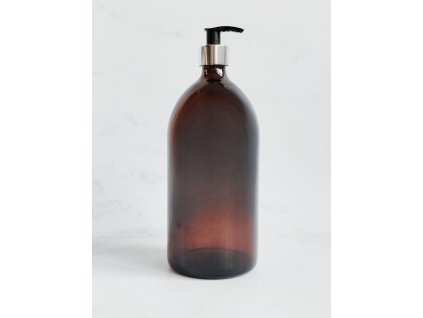SKLENĚNÁ JANTAROVÁ LÁHEV MONA 1 000 ml s černo-stříbrným dávkovačem