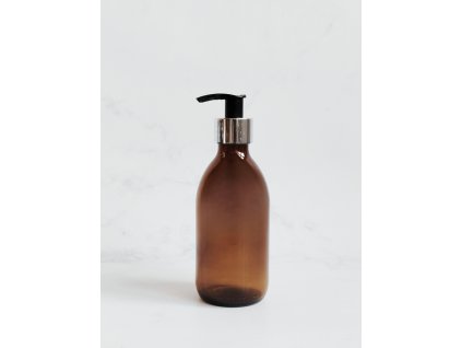 SKLENĚNÁ JANTAROVÁ LAHVIČKA MONA 250 ml s černo-stříbrným dávkovačem