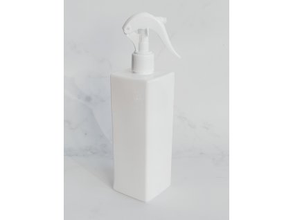 Bílá hranatá lahvička LUNA 500 ml s bílým rozprašovačem MINI