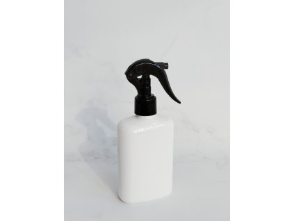 Bílá oválná lahvička LIMA 250 ml s černým rozprašovačem MINI