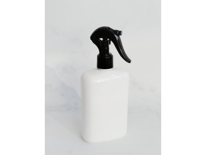Bílá oválná lahvička LIMA 400 ml s černým rozprašovačem MINI