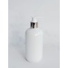 Bílá lahvička BELA 300 ml s bílo-stříbrným dávkovačem do každé koupelny.