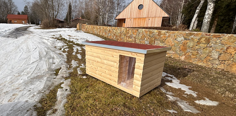 Zateplené srubové psí boudy