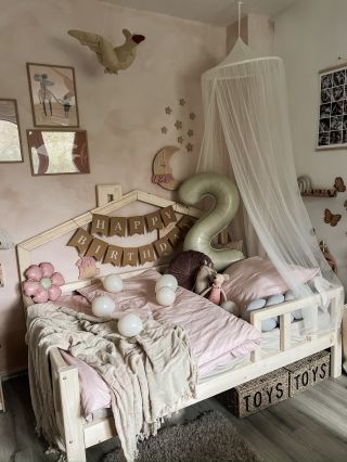 Hledáte dárek k narozeninám, který udělá radost? 🎂✨😍 Domečková postýlka promění dětský pokojíček v kouzelné místo plné...