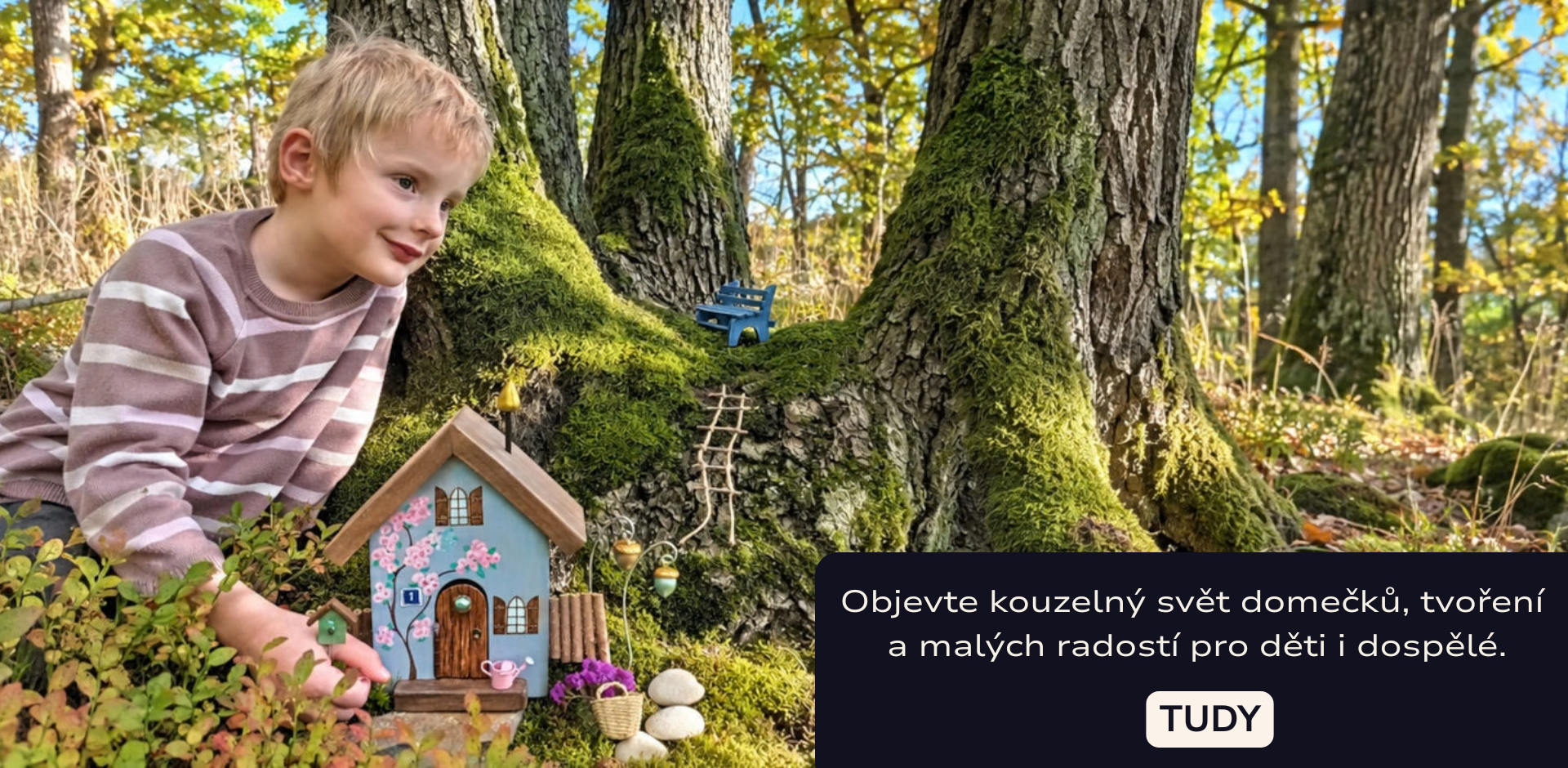 Chlapeček si hraje s domečkem v kouzelné vílí zahrádce.