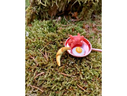 Kovová pánvička s vajíčkem a buřtem