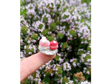 Jahodový cupcake + makronka