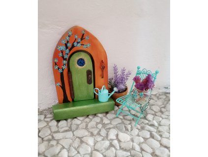 Dvířka pro domácího skřítka se stromkem