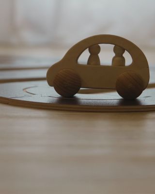 Jednoduchost, dřevo, čistota a hravost... Krásná autíčka 🚗 vyřezal a slepil Vašek v podhůří Jeseníků a putují v balíčku k...