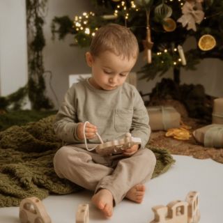 Klidná melodie vánočních koled, světýlka a malé ruce, které objevují svět. Vánoce zpomalují – a dřevěné provlíkačky jsou u...