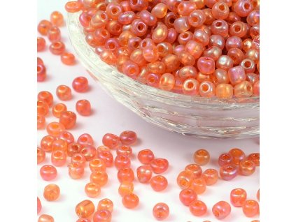 Rokajlové korálky oranžovo červené velikost 6/0 transparentní duhové, balení cca 12 gramů