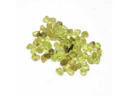 Olivín zlomky 3~9x1~4mm balení 10 gramů