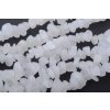 Mramor bílý zlomky 5~8x5~8mm šňůra cca 78cm