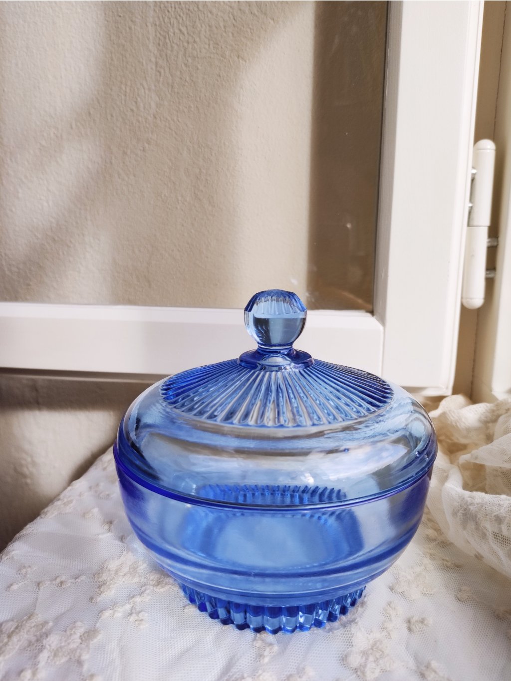 Modrá skleněná dóza s víkem – vintage dekorace z lisovaného skla