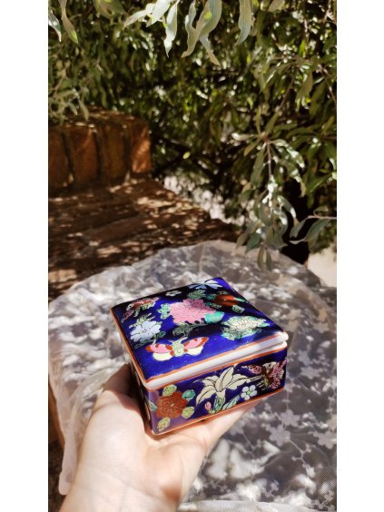 Čínská porcelánová dóza z 20. století s jemným dekorem