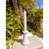 Bílý porcelánový svícen vhodný na kónickou svíčku, jednoduchý a elegantní design
