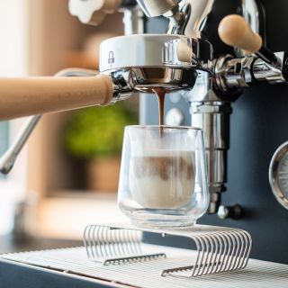 Prekonaj rannú únavu s najlepšou parťáčkou - kávou. Specialty origines, špeciálne blendy pražiara, ale aj overené klasiky...