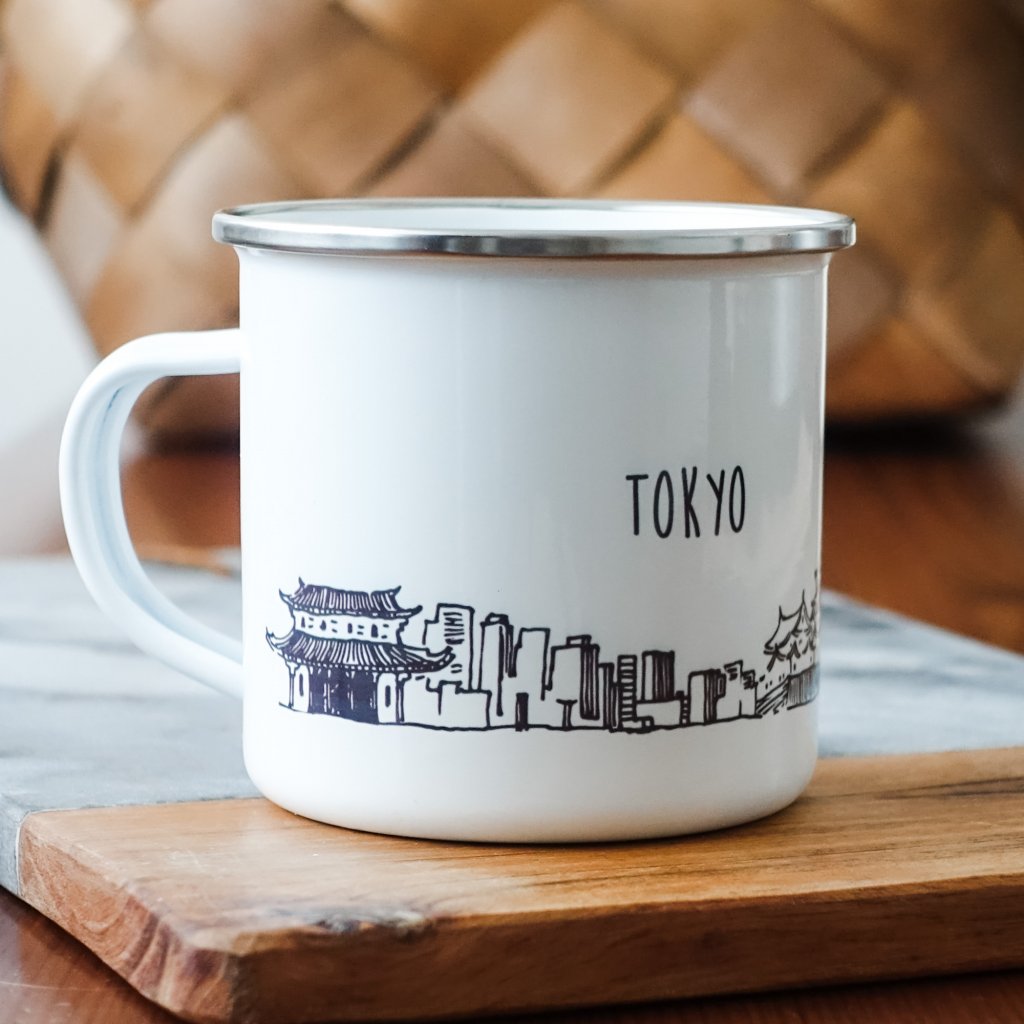 Bílý smaltovaný plecháček památkami Tokya a nápisem Tokyo 360ml