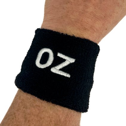 Černé potítko s vlastními iniciály