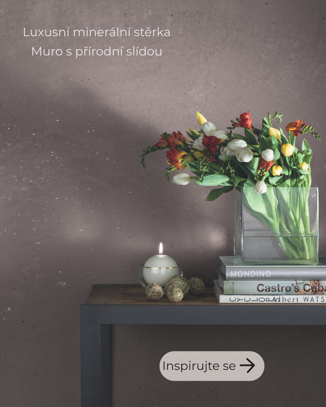 Dekorativní vápenná stěrka se třpytivou slídou v tlumeném hnědém odstínu – luxusní interiér s květinovou výzdobou a svíčkou