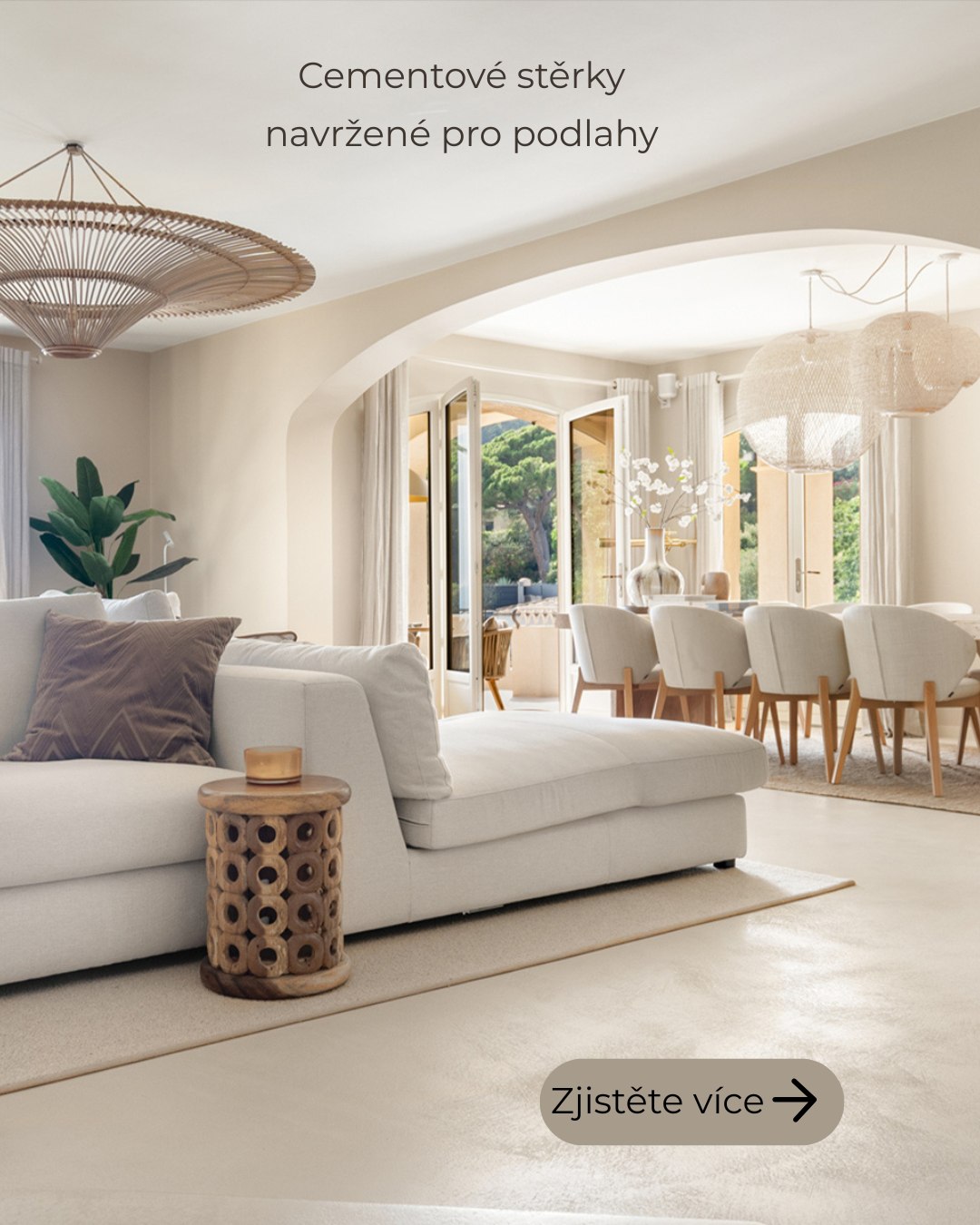 Cementová stěrka na podlaze v moderním světlém interiéru – odolné a elegantní řešení pro obývací a jídelní zónu