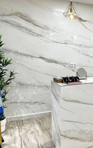 ✨ Elegantní vzhled mramoru, chytré řešení bez kompromisů. Benátský štuk v imitaci mramoru přináší do interiéru luxusní...