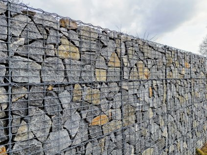Stěna z gabionových košů