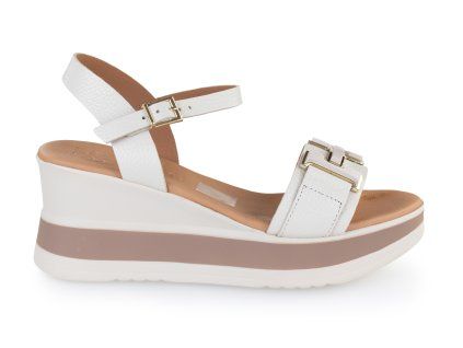 bezove sandaly na platforme