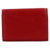 červená kožená peněženka