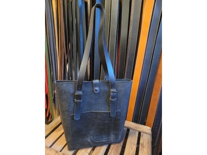 Taška černá se zapínáním a přední kapsou