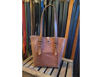 Taška světle hnědá pull-up se zapínáním a přední kapsou