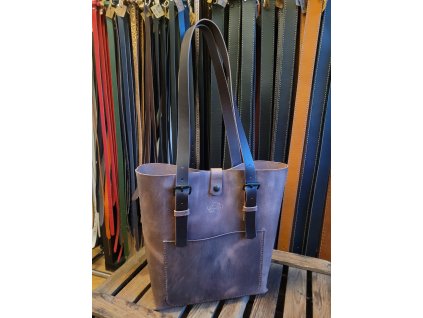 Taška tmavě hnědá pull-up se zapínáním a přední kapsou