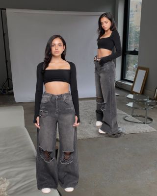 Baggy jeans = uniforma každé cool girl. Pohodlí level 100, ale outfit pořád 🔥 Stačí crop top, tenisky nebo podpatky a jsi...