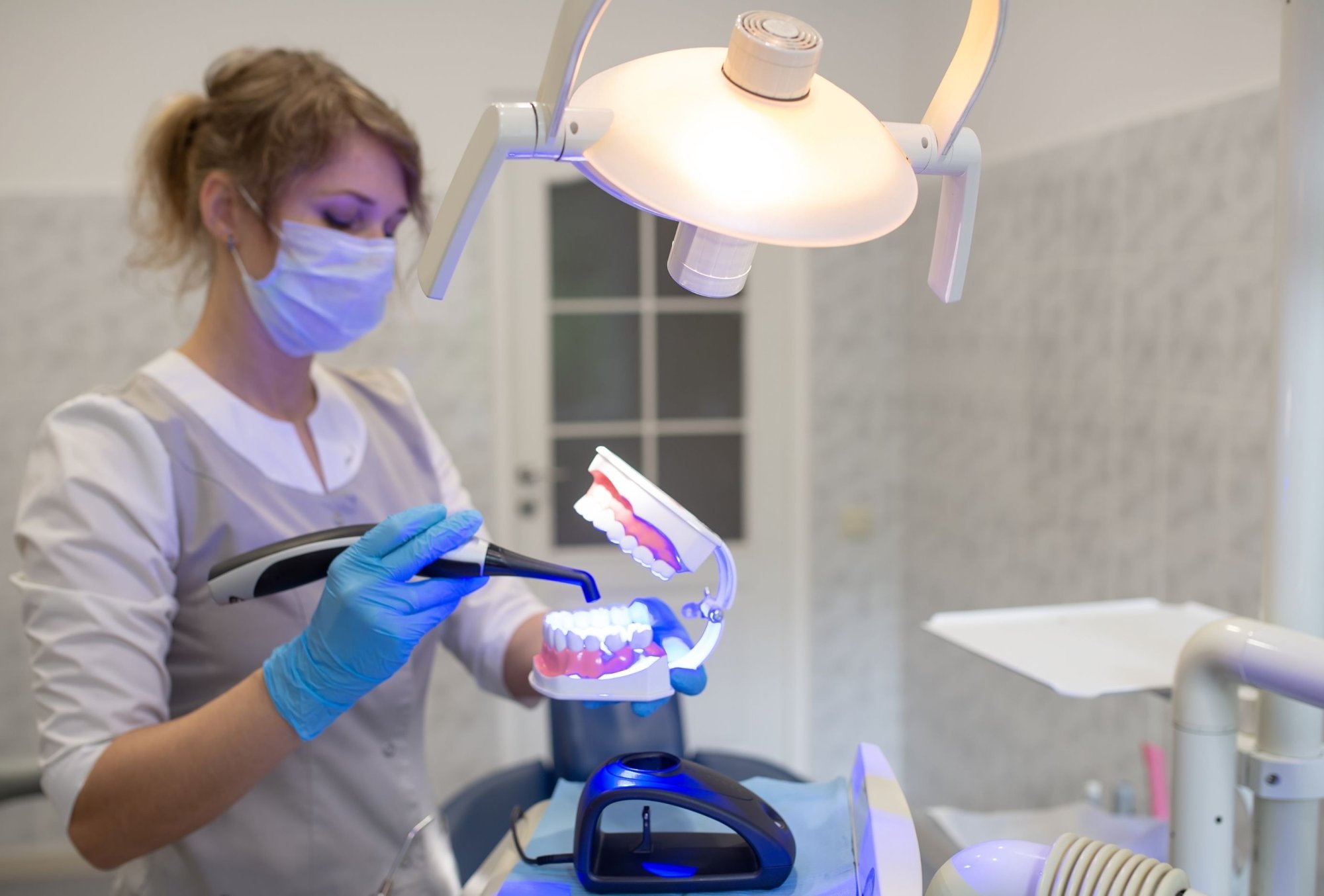 Polymerační lampy ve stomatologii: Moderní technologie pro dokonalé výplně