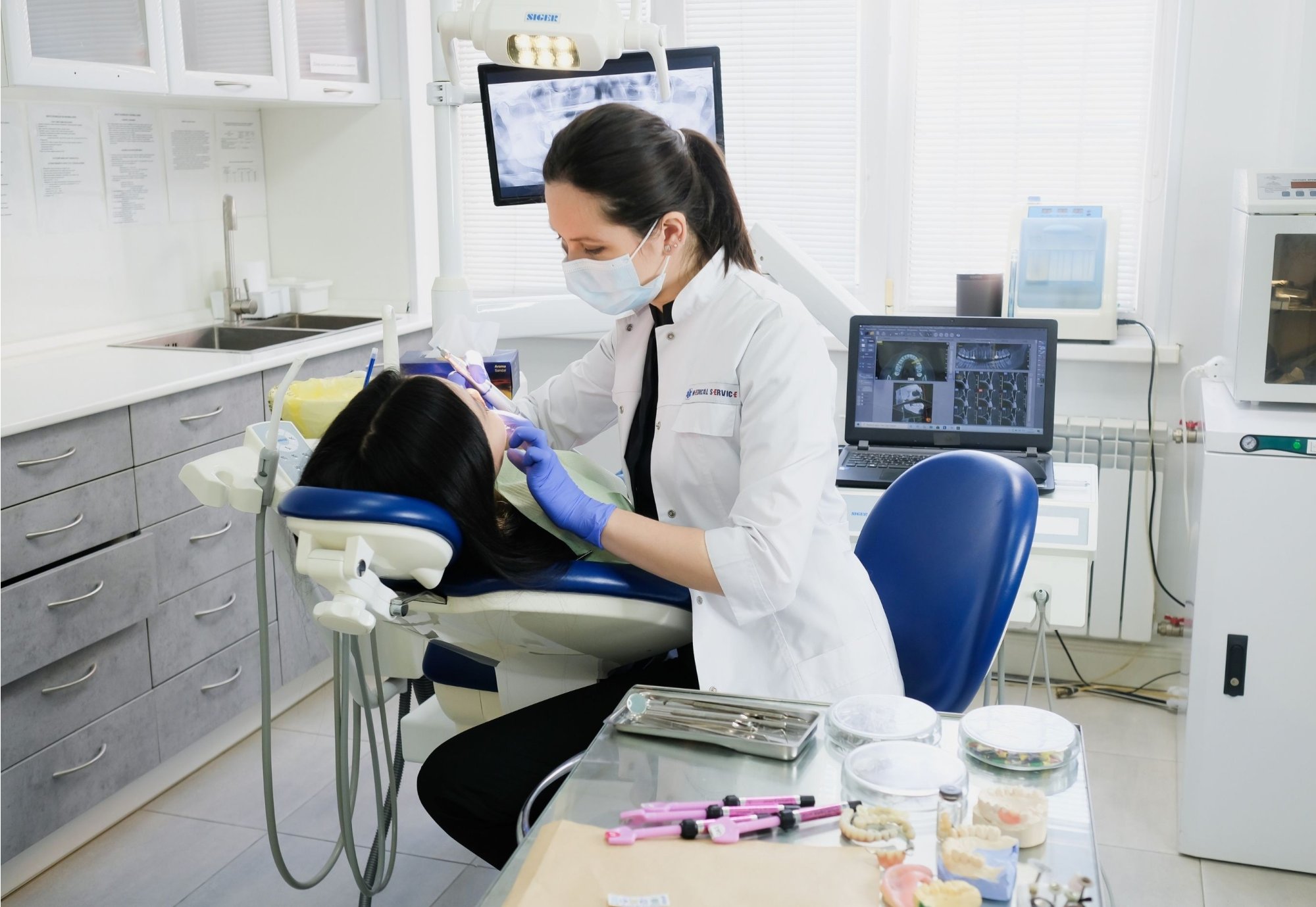 🦷 Moderní technologie ve stomatologii: Ultrazvukové přístroje a pískovače jako standard péče v 21. století