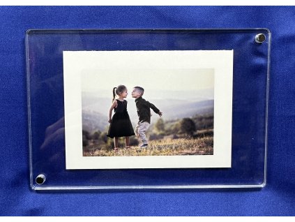 Fotorámeček 10x15 z průhledného plexi na zeď přední pohled