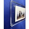 Fotorámeček 10x15 z průhledného plexi na zeď boční pohled