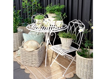 Venkovní set-bílý kulatý stůl s dvěma židlemi