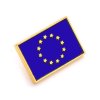 Odznak EU – vlajka Evropské unie. Symbol EU tvoří 12 zlatých hvězd v kruhu na modrém pozadí.pins eu