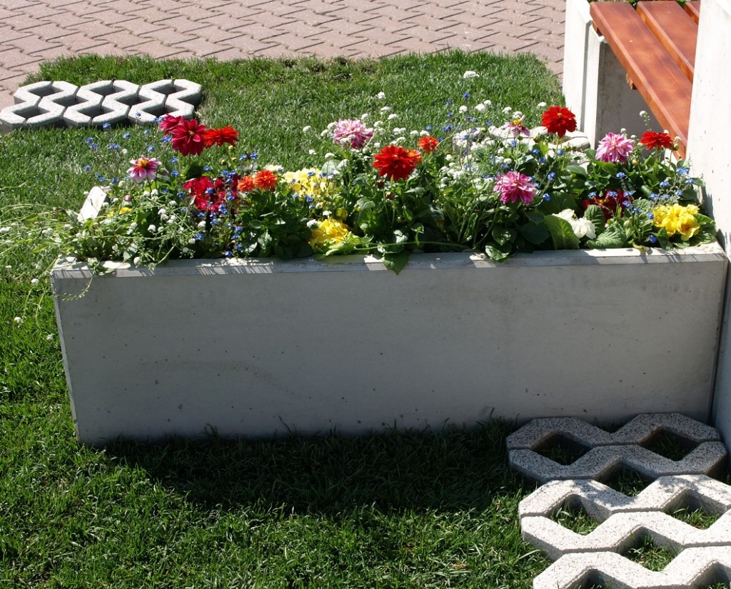 Ozdobte si zahradu či veřejně prostranství betonovou lavičkou a květináčem