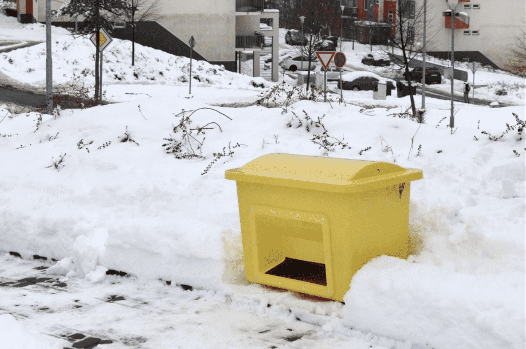 Posypová sůl vs. písek: Co v zimě funguje lépe?