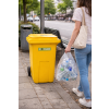 Žena s PET lahvemi u boxu na recyklaci