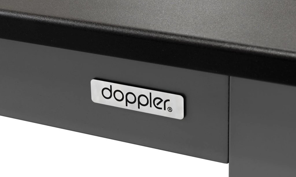Detail žebrované desky hliníkového stolu EXPERT LOUNGE s logem Doppler, zahradní souprava