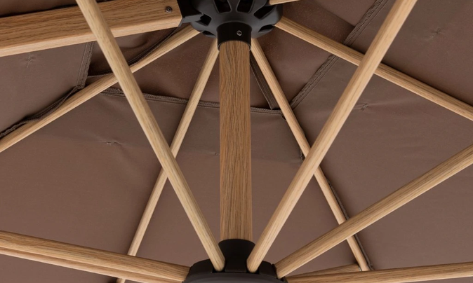 Alu Wood 300 x 220 cm hnědá — pohled na konstrukci slunečníku zespodu