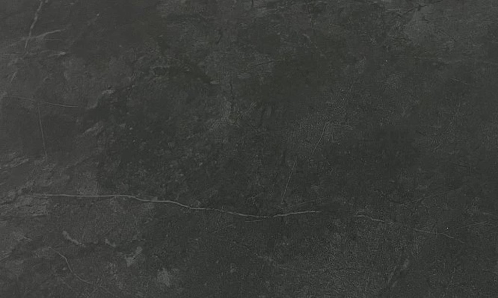 Detail textury desky ze spékaného kamene zahradního stolu MADRI od Doppler