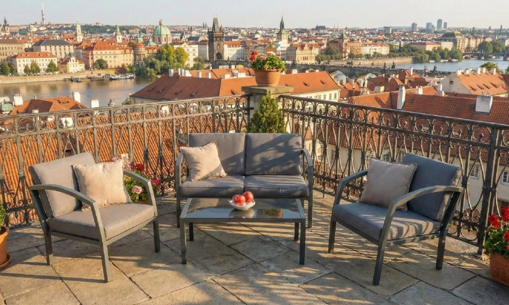 Zahradní lounge souprava BELLARIA Doppler s pohovkou, křesly a stolem na terase s výhledem na Prahu